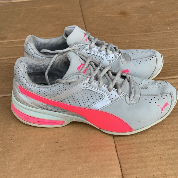 Women’s size 10 Puma tennis shoes. - Picture 3 of 5